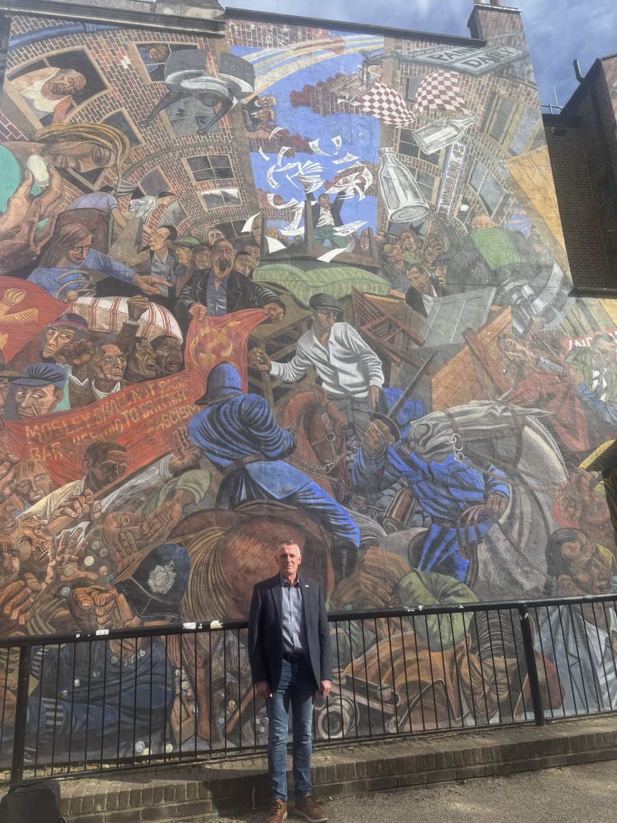 DeclanKearneySF's tweet photo. Proud to speak at the huge rally to mark the 90th anniversary of the battle of Cable Street in London today.

My message was clear: 

The fascists did not pass on Cable Street in 1936.

And the Orange Order will not pass on Garvaghy Road.

No going back…No Pasarán! 🇮🇪✊🏽 https://t.co/xGlZU0FCxY