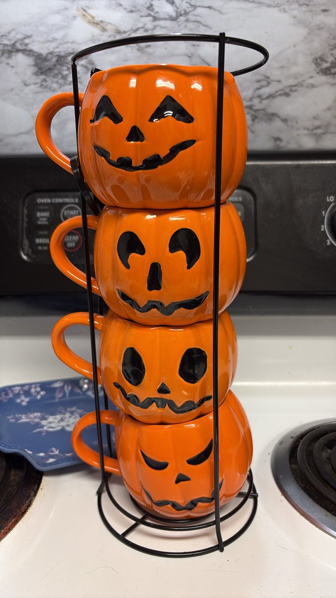 DareBear30_'s tweet photo. Pulled out our Halloween decorations today! https://t.co/LQc3zhosyp