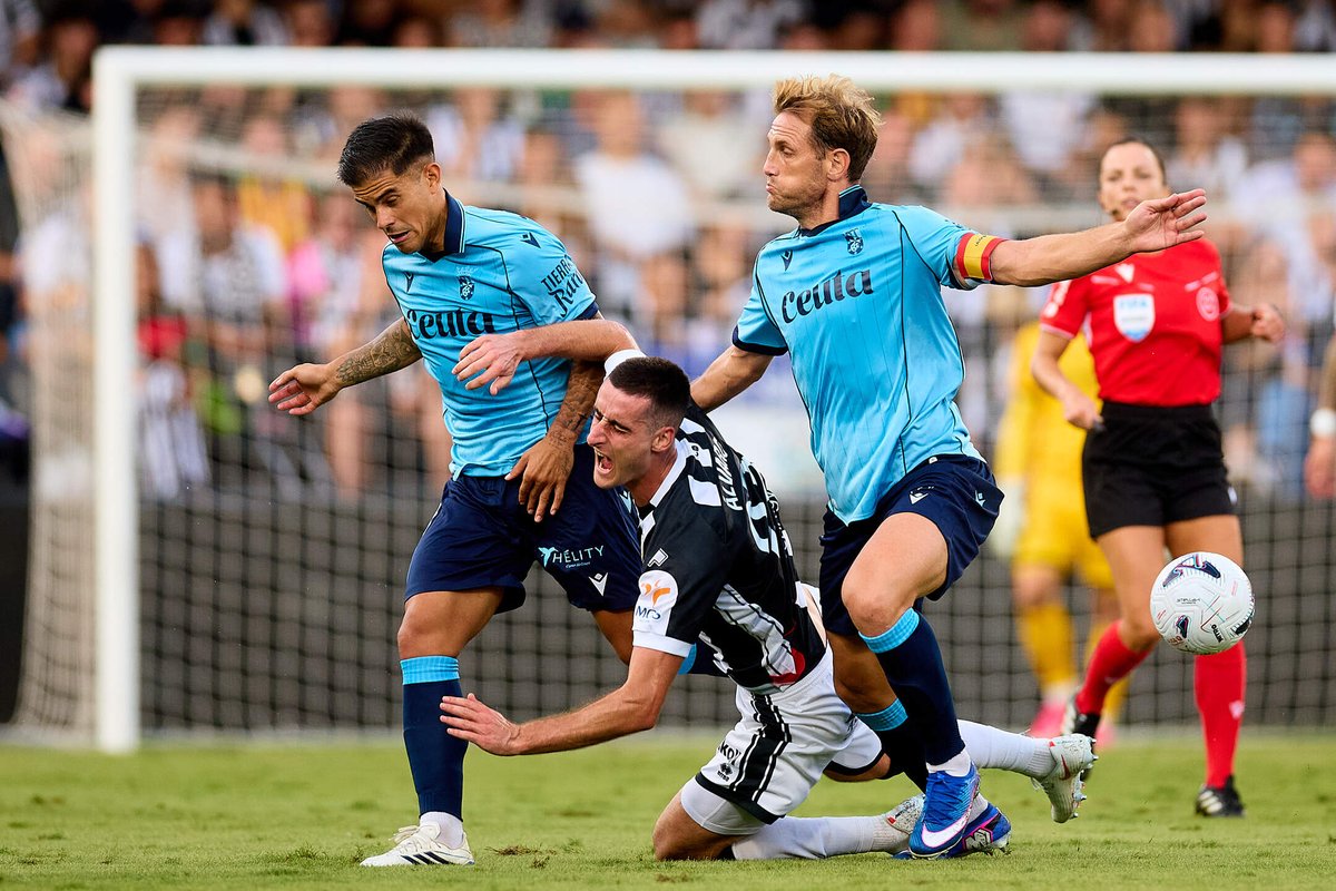 90minuts's tweet photo. En el programa de hui:
-El @CDCastellon empata i cedeix el lideratge 👂
-Primera victòria del @CD_Eldense de Calleja 💪
-El futbol de primera torna el pròxim cap de setmana. ⚽️ https://t.co/RVZC1CNBxC