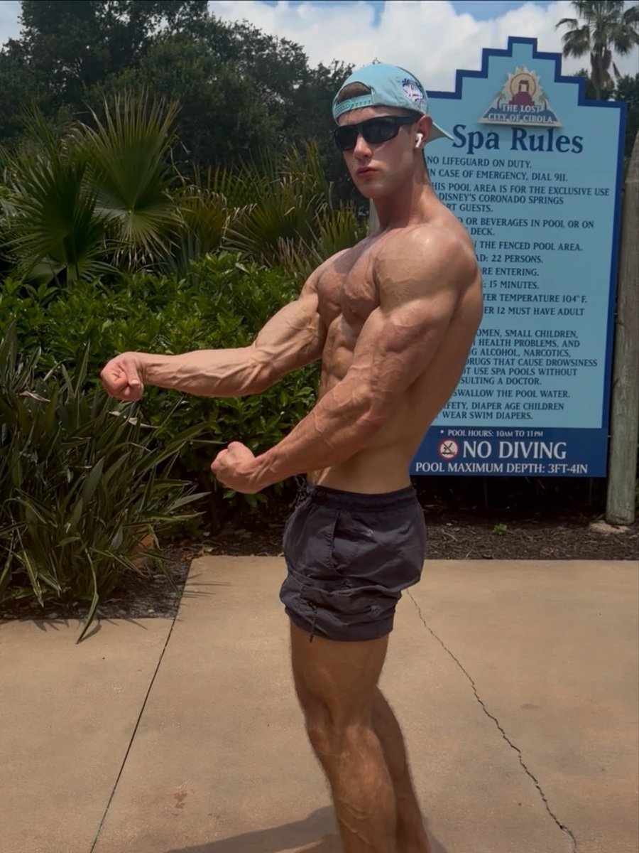 JooVictorv6's tweet photo. Another way to detect a Greek god is by his poses; when a man strikes these poses, he is a Greek god and should always be revered. https://t.co/EfCsuf11bD