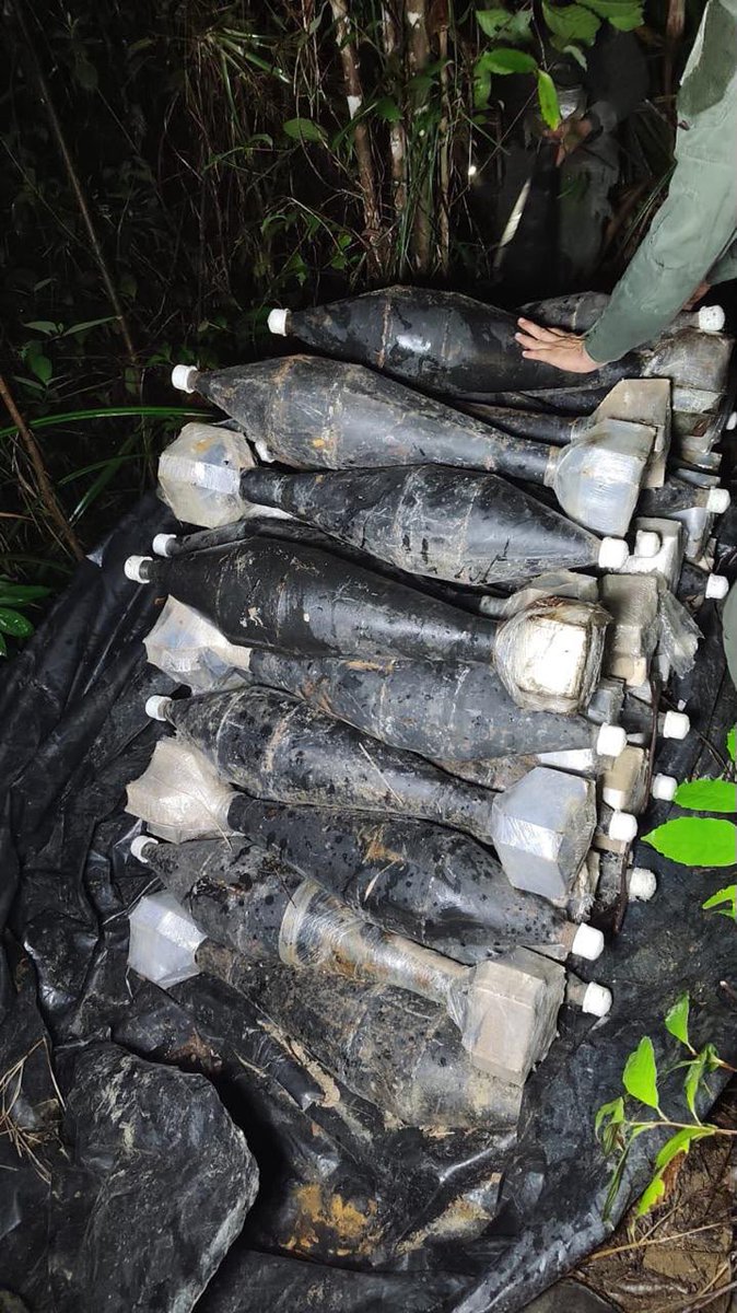 mindefensa's tweet photo. Cien granadas de alto poder del ELN, que sumaban cerca de una tonelada de explosivos, fueron incautadas y destruidas en Sardinata, Norte de Santander. Con la neutralización controlada de este material perteneciente a la estructura narcocriminal ‘Juan Fernando Porras Martínez’, se frustraron ataques inminentes contra la población civil, la infraestructura crítica de la región y la Fuerza Pública.

El hallazgo del arsenal, listo para ser adaptado a drones y rampas artesanales, se logró en la vereda Corinto gracias a una operación conjunta del @COL_EJERCITO, la @FuerzaAereaCol y la @PoliciaColombia.