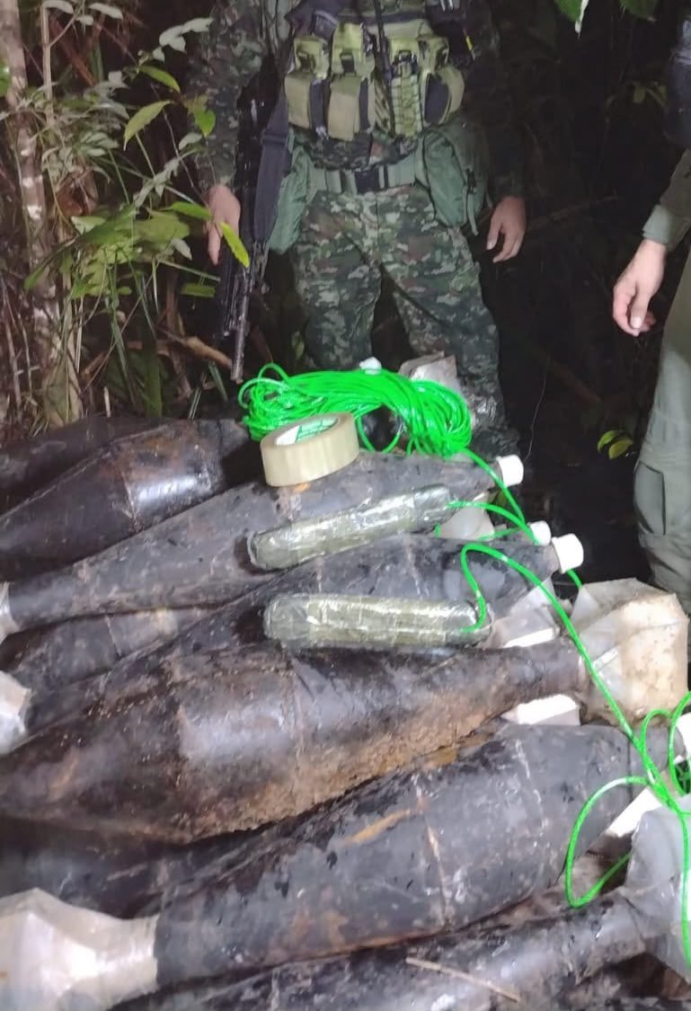 mindefensa's tweet photo. Cien granadas de alto poder del ELN, que sumaban cerca de una tonelada de explosivos, fueron incautadas y destruidas en Sardinata, Norte de Santander. Con la neutralización controlada de este material perteneciente a la estructura narcocriminal ‘Juan Fernando Porras Martínez’, se frustraron ataques inminentes contra la población civil, la infraestructura crítica de la región y la Fuerza Pública.

El hallazgo del arsenal, listo para ser adaptado a drones y rampas artesanales, se logró en la vereda Corinto gracias a una operación conjunta del @COL_EJERCITO, la @FuerzaAereaCol y la @PoliciaColombia.