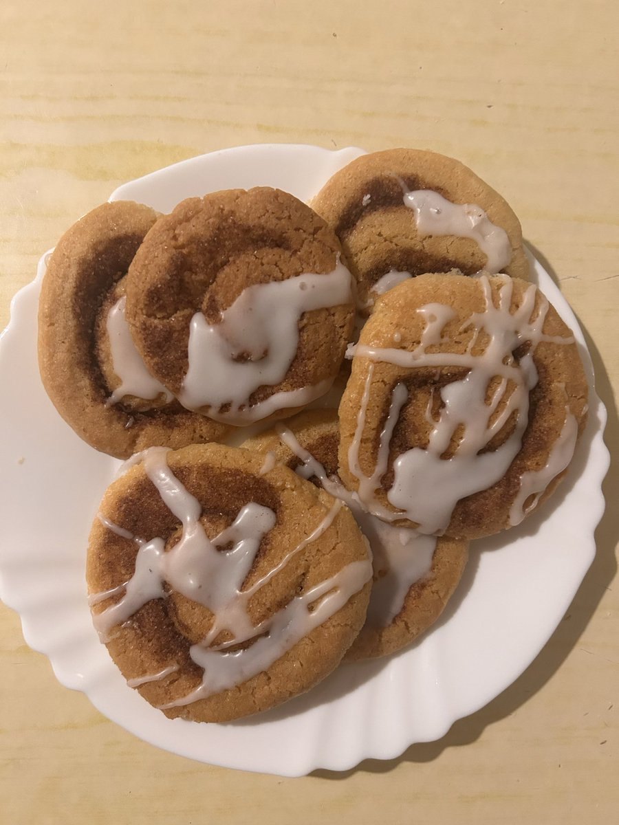 LottieThePanda's tweet photo. Cooked some cinnamon roll inspired cookies😛 https://t.co/jbS4JLemLI