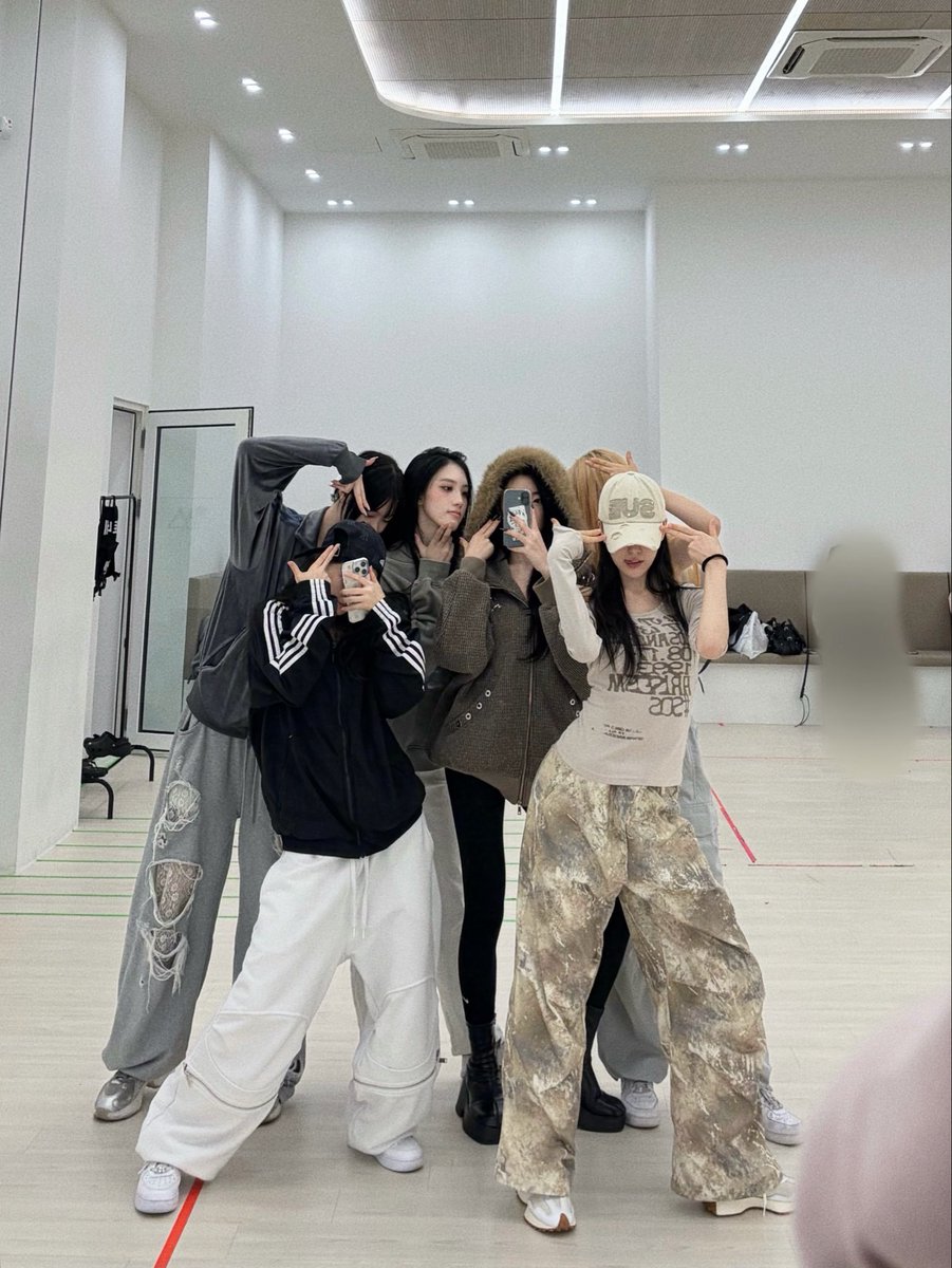 JiyeonBRA's tweet photo. [📷] Atualizações da Sohyun e Jiyeon via cosmo room com o tripleS moon.

#tripleS #트리플에스 #Jiyeon #지연 https://t.co/MzmyqqcHxr