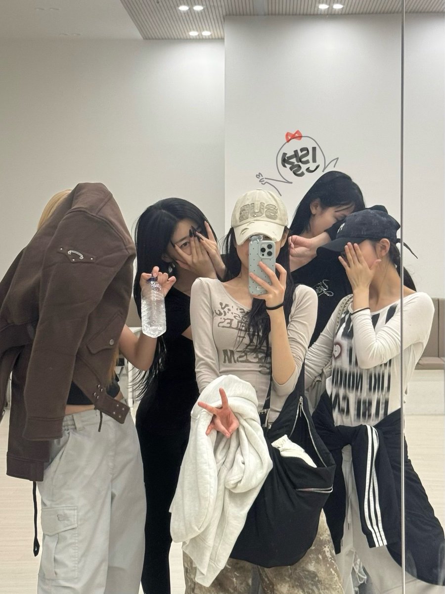 JiyeonBRA's tweet photo. [📷] Atualizações da Sohyun e Jiyeon via cosmo room com o tripleS moon.

#tripleS #트리플에스 #Jiyeon #지연 https://t.co/MzmyqqcHxr