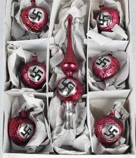 damekatydenise_'s tweet photo. Green Party release limited edition Christmas baubles to commemorate party conference. https://t.co/VvOpM03Fjv