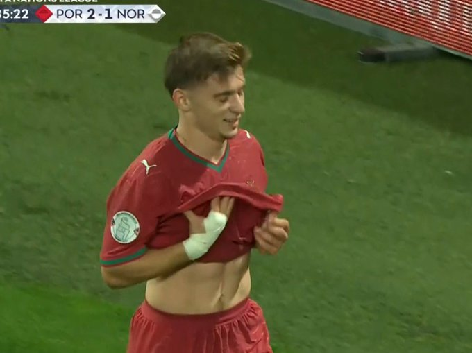 OleehSport's tweet photo. 🚨🇵🇹 بطاقة حمراء لفرانسيسكو كونسيساو! 🟥😳
الحكم يشهر البطاقة الحمراء في وجه فرانسيسكو كونسيساو أمام النرويج، بسبب التحايل للحصول على ركلة جزاء بعد سقوطه داخل منطقة الجزاء. 🤯
#فرانسيسكو_كونسيساو #البرتغال #النرويج #بطاقة_حمراء #FranciscoConceicao #Portugal #Norway #RedCard #كرة_القدم