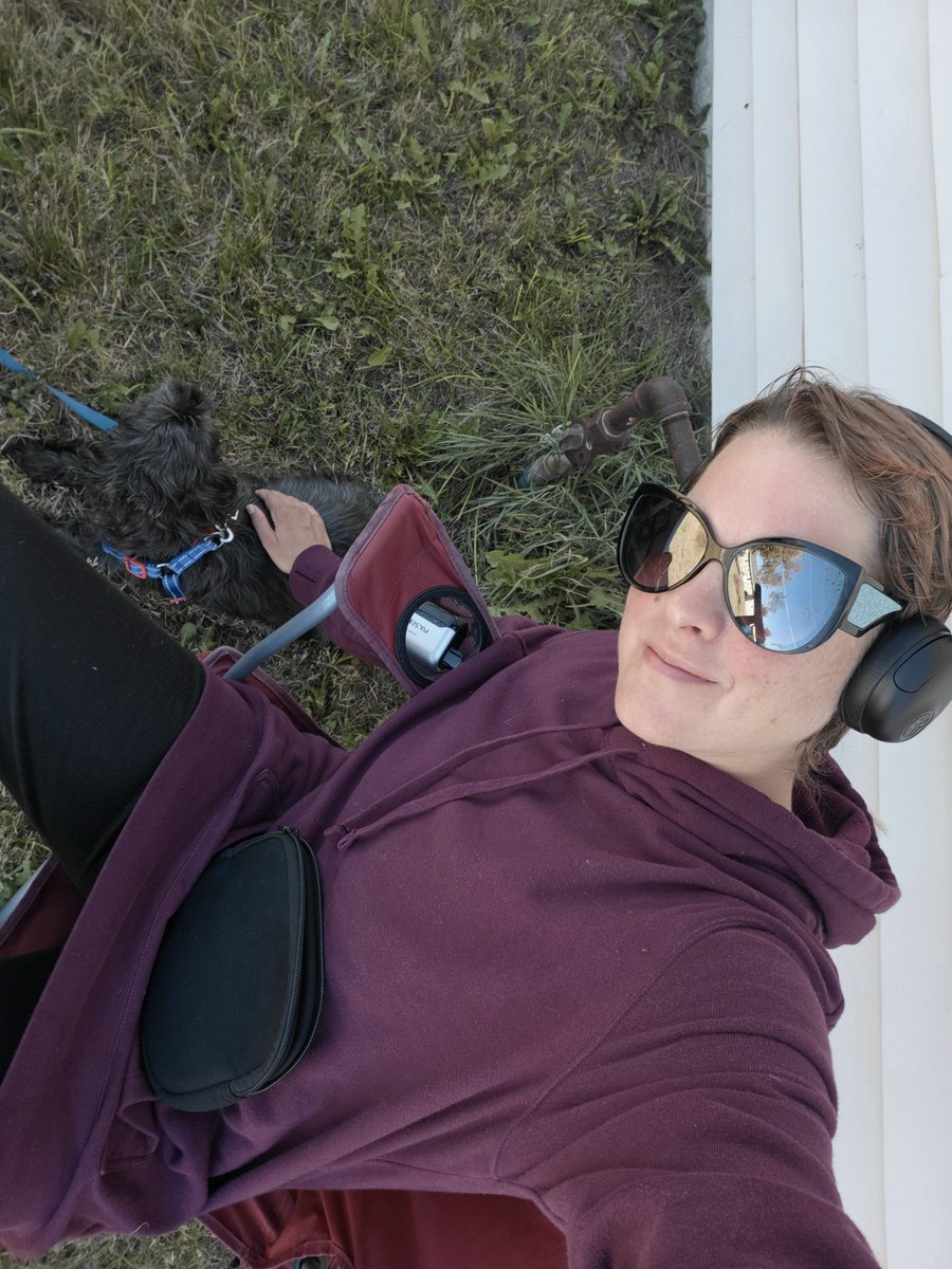 AmandaRuthHark's tweet photo. Naps are the best. Outside chilling with Carmelo now. Really nice weather. https://t.co/EokPZPhZ3d