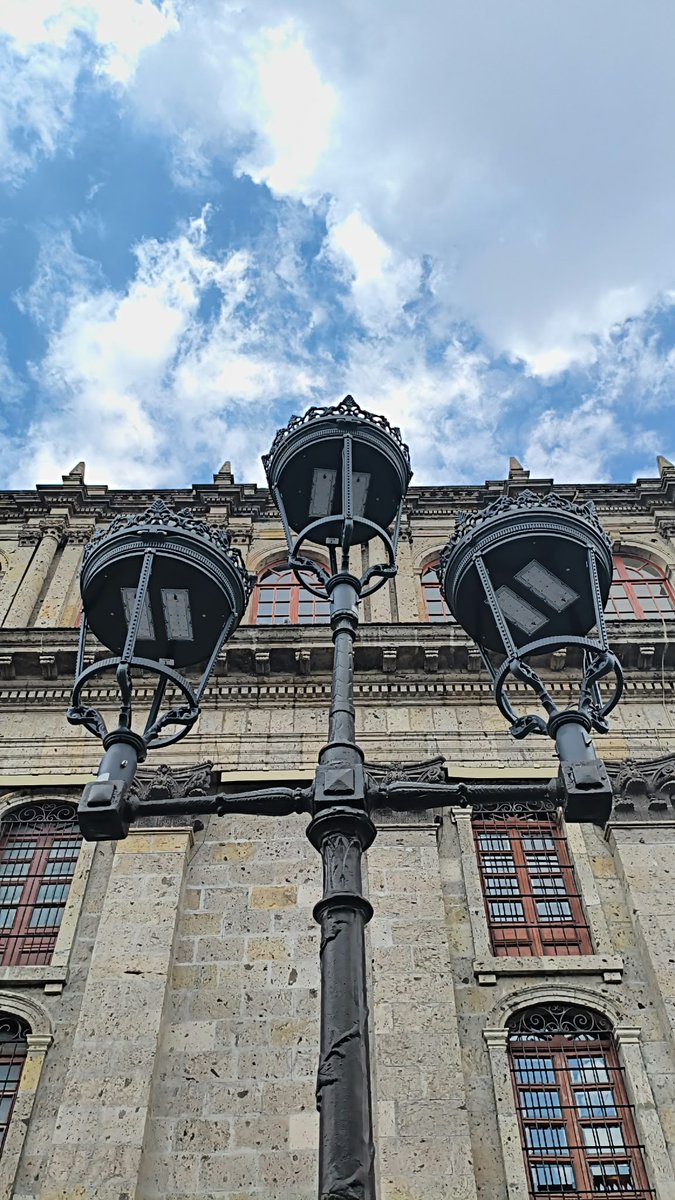 DaniElefantman's tweet photo. Farola ornamental de estilo afrancesado en el  centro histórico de Guadalajara, en México. No puedo por menos que dedicársela a @KatySnchez Seguro que le gusta. #farola #hacerfotos #Guadalajara #mexico https://t.co/3SLzaLL5Sk