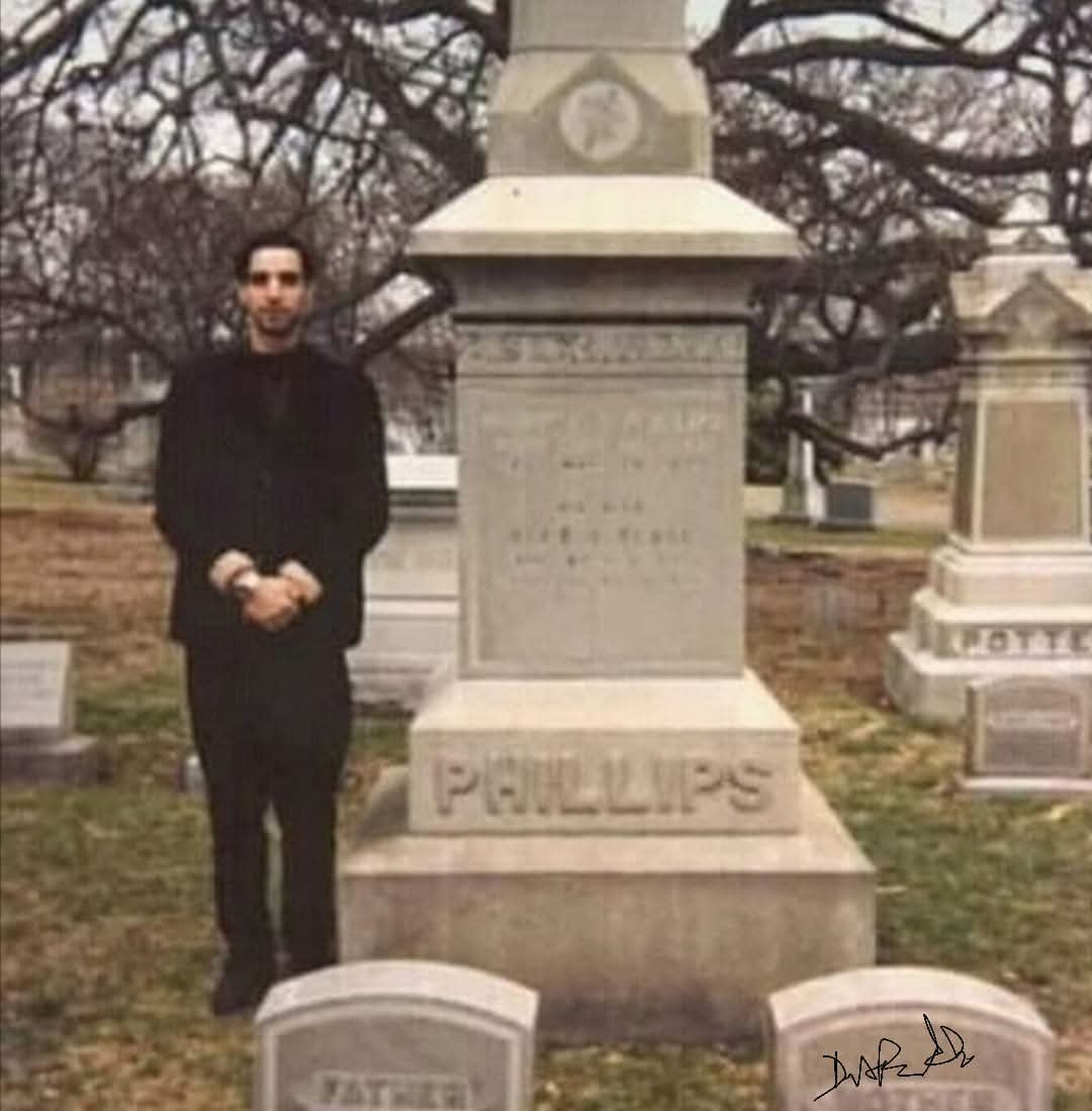 sirbarrilaro's tweet photo. Remembering my visit to #SwanPointCemetery in 1995, to visit the #Tomb of #HPLovecraft, #Providence #RhodeIsland
@sirbarrilaro #sirbarrilaro #BarrilaroRuas #AnatomicTheater #SelfRecording #MusicVideo #PortableComputerVideos #Coimbra #Lisboa #AugustDerleth #WeirdTales https://t.co/JVQQPJtSIb