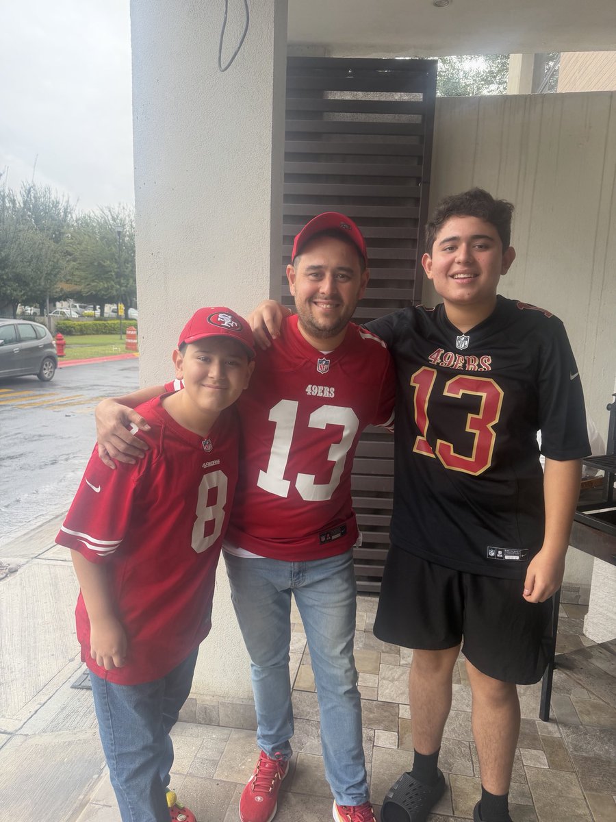 KarMaQueenFig's tweet photo. #NFLEnTelevisa Go niners !!@TUDNMEX @49ers @49ersESP https://t.co/Q2vQMjEQv2