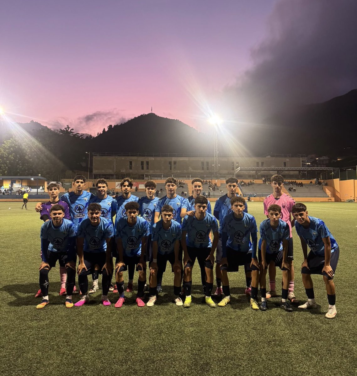 UDValsequillo's tweet photo. 𝐉𝐔𝐕𝐄𝐍𝐈𝐋 𝐀 // Hasta el final
Nuestro Juvenil A disputó en casa un partido muy igualado frente al Longueras B. Toca seguir trabajando y preparar el próximo reto 💪🏼
🔵 U.D. Valsequillo 2
🔴 C.D. Las Longueras B 3
#vamosvalsequillo⚽💙
#súbetealtren🚂 https://t.co/3P31WsvD9R
