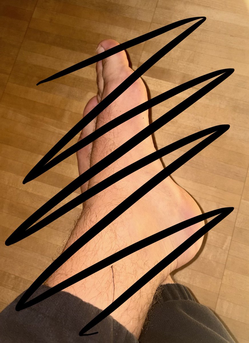 MasterErikdom's tweet photo. Non potete resistere a leccare il mio 45 sudato 

🇺🇸 You can’t resist to lick my sweaty feet https://t.co/50PKu7N9ow
