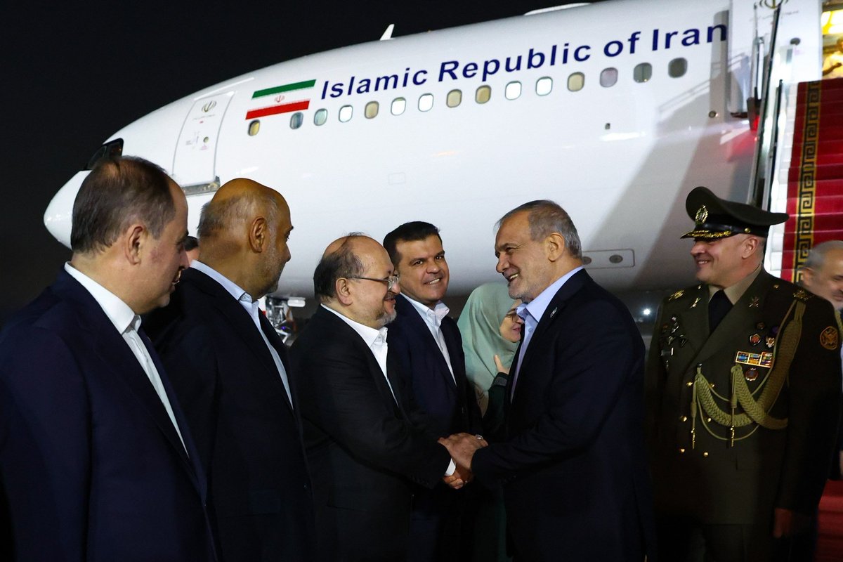 hrjavanbakht's tweet photo. چند روز قبل از حضور شبانه ایشان پای پله هواپیما تعجب کردید؟!

اگر هزینه تبلیغات انتخاباتی رئیس‌جمهور را داده باشی آنقدر قدرت داری که یک شبه حکم دیوان به انفصال از خدمت خودت را از طریق دفتر رئیس‌جمهور متوقف کنی و #وزیری که جلوی ابقای غیرقانونی تو ایستاده را هم مجبور به #استعفا کنی https://t.co/2w0DcXEWI4