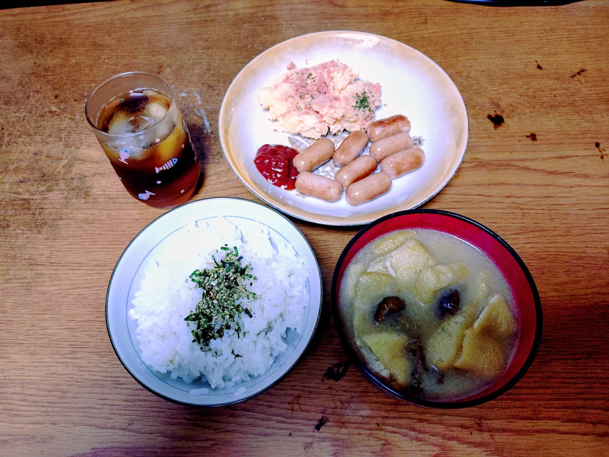 monchan1970's tweet photo. おはようございます。１週間の始まり。チーズインビッツ、明太ポテサラ、しっかり食べて行ってきます❗️
＃朝ごはん
#朝食
#日常垢
#おっさんの日常垢 https://t.co/jRNkVDPPNe