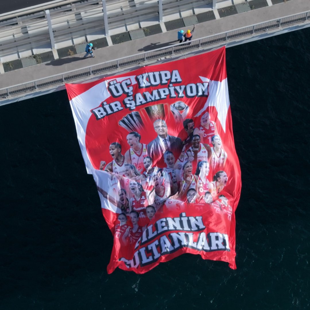 pusholder's tweet photo. Filenin Sultanları bayrağı, İstanbul Boğazı'na asıldı. https://t.co/jQTZoCvpGj