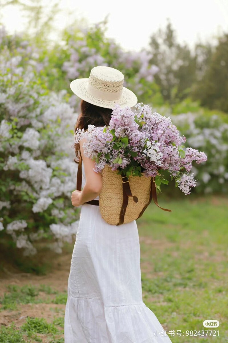 AthenaTravjosl's tweet photo. Hoy me puse un sombrero con un adorno de la flor de cardo, es un toque muy especial! El atuendo de hoy combina perfectamente con ese estilo. https://t.co/4fFcvlc91O