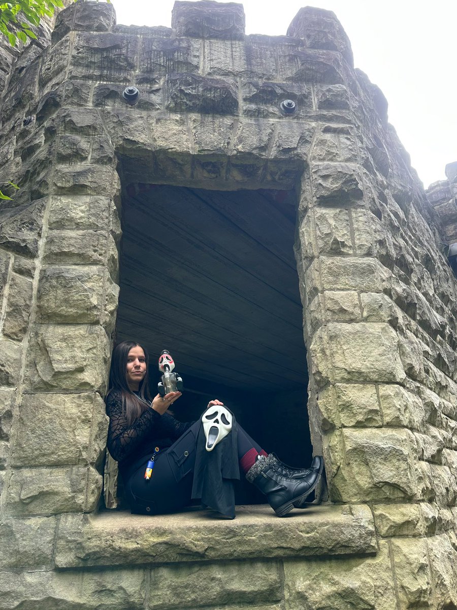 stoneyremmy's tweet photo. Spooky season 🖤👻🔪 https://t.co/RPo8UMGynB