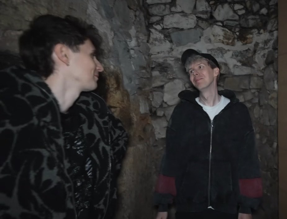 edievi0let's tweet photo. locking in to the ghost hunting vid now.. from what i’ve seen on the tl my thoughts are BLAHBLAHBLAH PROPER NAME PLACE NAME BACKSTORY STUFF😍😍 https://t.co/QkjCHZihxi