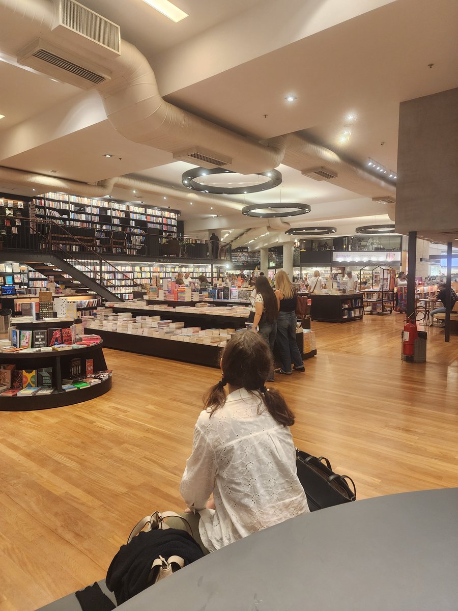 chuwannyang's tweet photo. vim procurar meus gays na livraria da travessa https://t.co/RnDlk0ImY5
