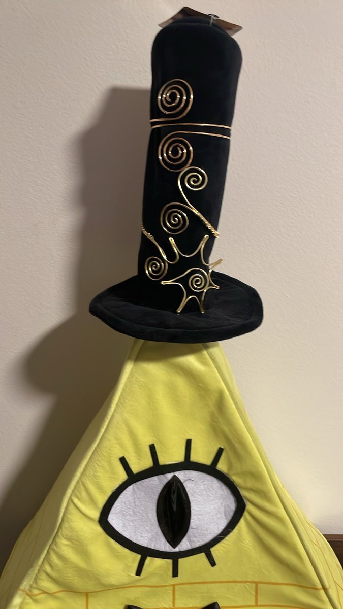 ItsSoroma's tweet photo. He works great as a bracelet holder https://t.co/KV2zRzasLa
