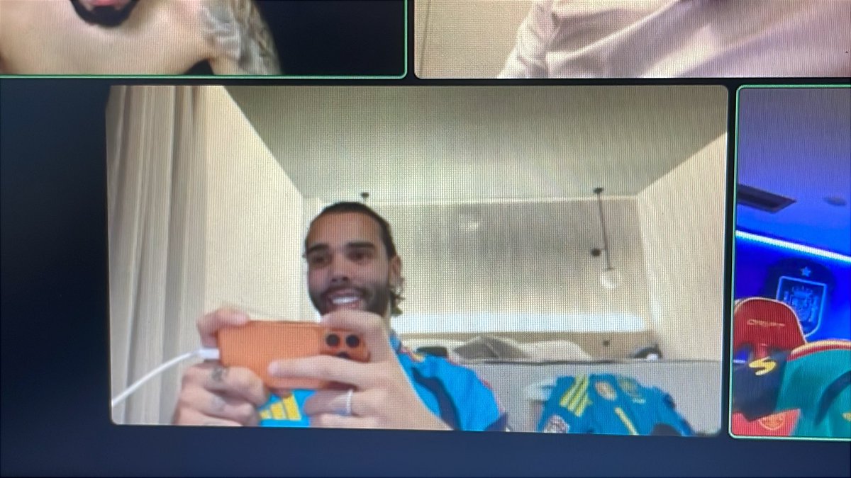 xxytptt's tweet photo. david raya después d haberse visto 80 directos d among us de auron viendo como sigue mintiendo igual de mal https://t.co/Tu38yWCl6p
