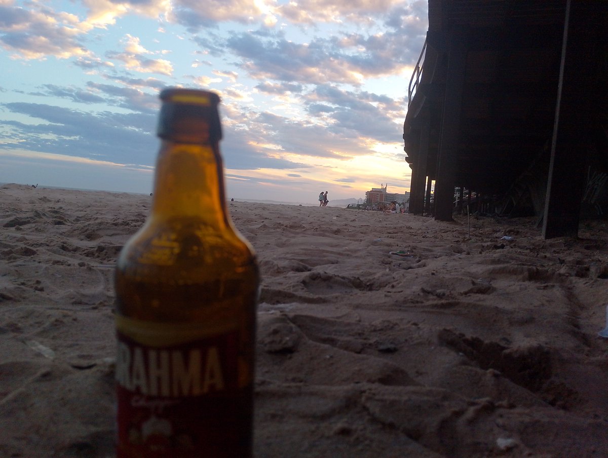 ArthurAzeredo16's tweet photo. Até minha cerveja é vermelha https://t.co/3M2MLNg7kd