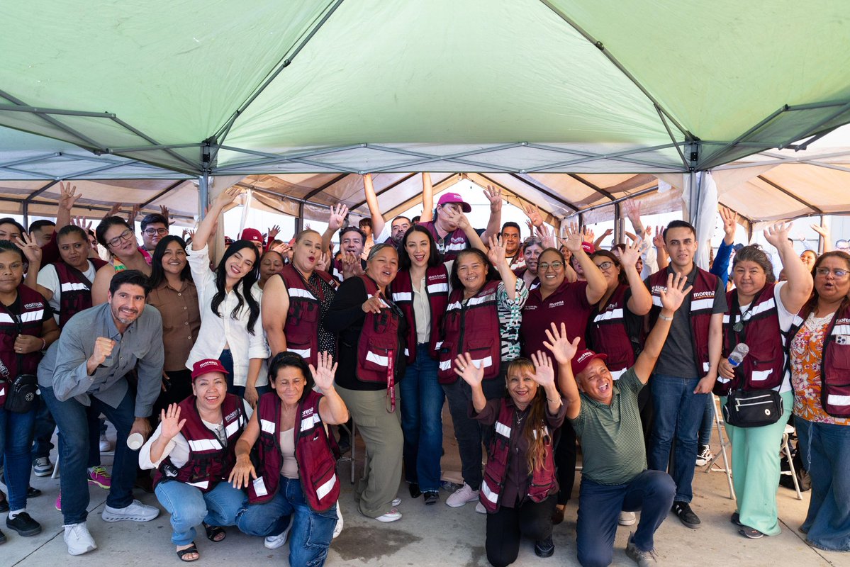 JulietaRamirezP's tweet photo. Hay quienes sostienen este movimiento todos los días, con chaleco, libreta, convicción y muchos kilómetros recorridos.

A nuestras compañeras y compañeros de territorio: gracias por poner el corazón, escuchar a la gente y representar con orgullo los principios de Morena. Vamos a seguir caminando juntas y juntos.