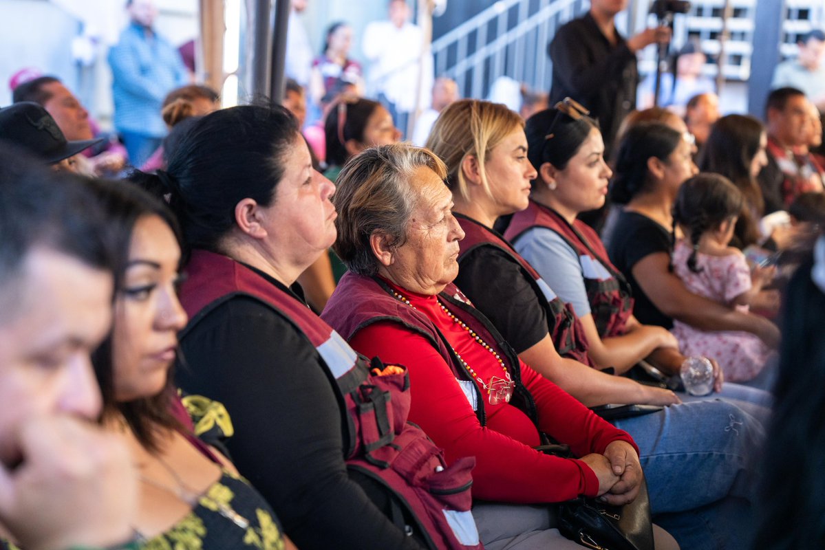 JulietaRamirezP's tweet photo. Hay quienes sostienen este movimiento todos los días, con chaleco, libreta, convicción y muchos kilómetros recorridos.

A nuestras compañeras y compañeros de territorio: gracias por poner el corazón, escuchar a la gente y representar con orgullo los principios de Morena. Vamos a seguir caminando juntas y juntos.
