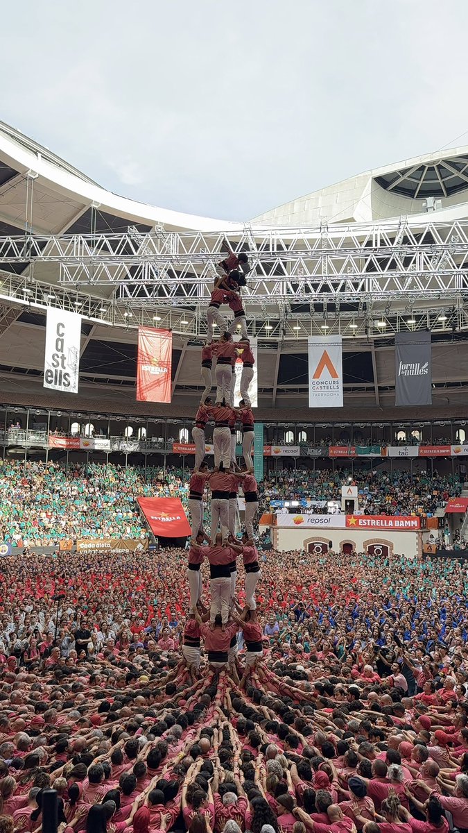perecullera's tweet photo. Felicitats castellers i castelleres de la @collavella, heu fet els #castells que els altres somien https://t.co/wP1XbFKtHc