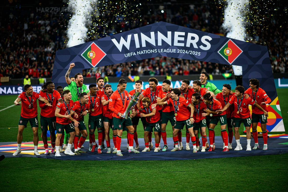 MousaQi's tweet photo. 🚨🚨🚨🚨🚨🚨🚨🚨رسمياً:

منتخب البرتغال بقيادة الأسطورة كريستيانو رونالدو يتأهل إلى ربع النهائي من بطولة دوري الأمم الأوروبية 🇵🇹🏆 https://t.co/kJxk8gOVRE