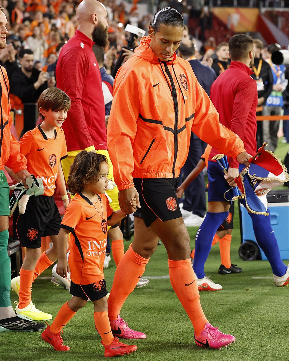 footballontnt's tweet photo. Virgil Van Dijk entered the pitch with his son as mascot on his 100th cap for the Netherlands national team 🧡 https://t.co/KwcOJrzE4v