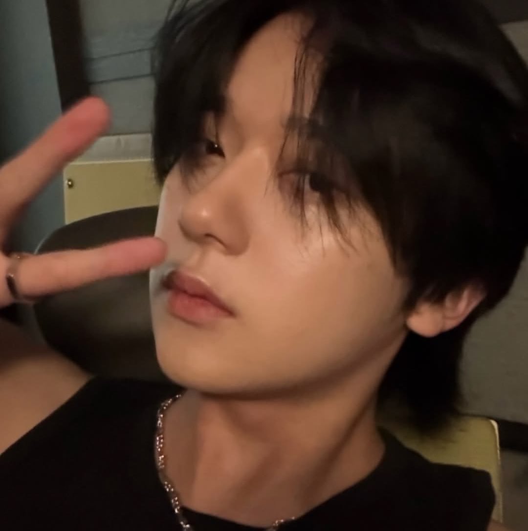 yechaniism's tweet photo. kiss kiss fall in love 💋 

#ForXSelcaDay #FXSD
#OMEGA_X #오메가엑스 
#YECHAN #예찬 https://t.co/O0P11MKybY