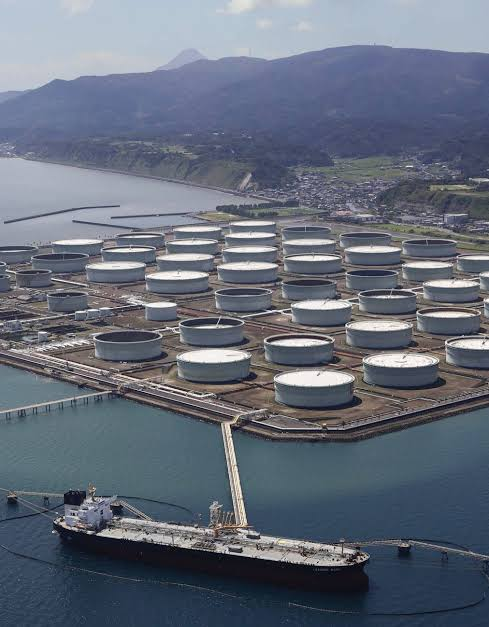 jackprandelli's tweet photo. 🇸🇦🇦🇪 Gulf oil producers will help Asia stockpile crude beyond Hormuz.

According to Nikkei, Saudi Arabia and the UAE are joining a framework to build oil reserves in Asia. 

🇯🇵Japan will support it with finance and storage technology. 

The talks will be held at a ministerial meeting of the Japan-led AZEC group in the 🇵🇭Philippines on 8 October.

The need is clear in the Philippines. 

Saudi Arabia and the UAE supplied 82% of its crude imports in 2024. 

Its stocks cover about 15 days and the Hormuz closure pushed Manila to declare a national energy emergency in March.

Joint stockpiling works like this: the producer keeps its own crude in tanks inside the buyer's country. 

The buyer gets priority access in a crisis and the producer gets a storage base close to its customers. 

Japan has run this model with Aramco and ADNOC in Okinawa for years.

The Gulf producers gain as much as Asia does. 

This war showed that oil stuck behind Hormuz earns nothing. 

Barrels already stored in Asia can still be sold when the strait closes and they keep Asian buyers loyal while US and Russian crude compete for the same customers.

Japan gains too. 

It uses finance and know-how to anchor Southeast Asia's energy security, in a region where China also wants influence.

When the next disruption comes, will Asia's emergency oil belong to Asia, or to Riyadh and Abu Dhabi?