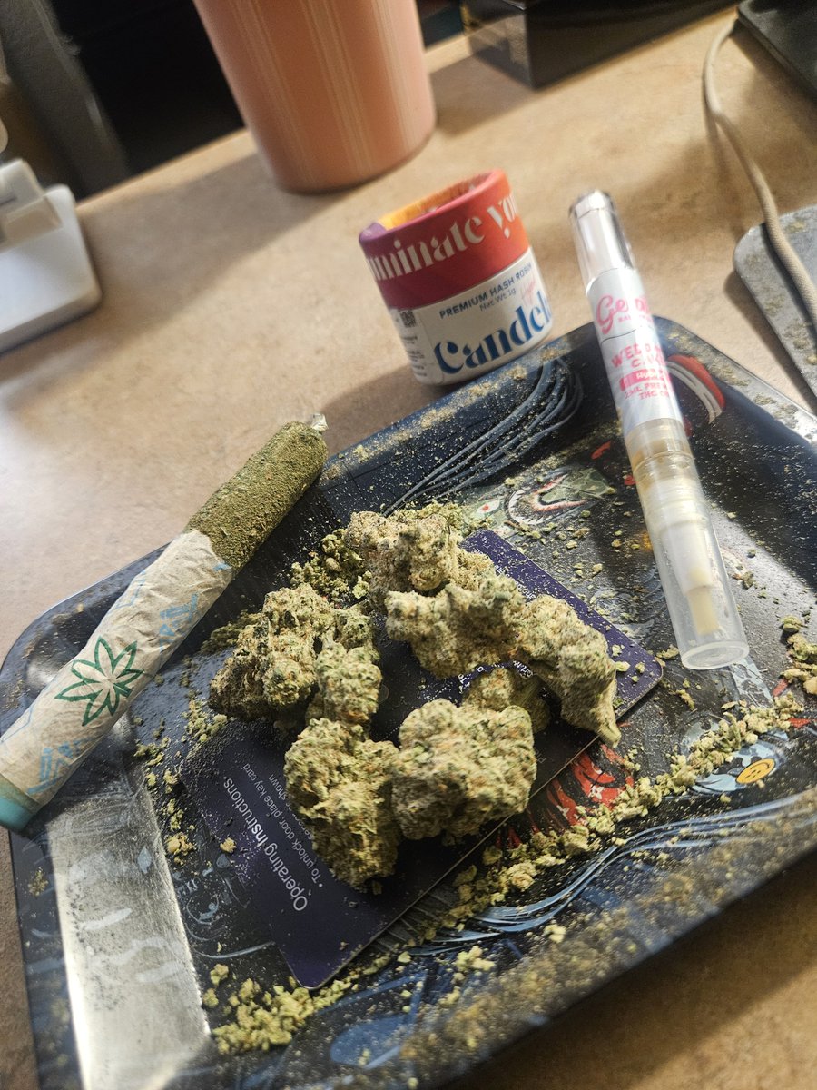 gypsyqueenatl's tweet photo. May not be super pretty but I get the desired results every time!๐๐จ๐จ๐ฉ
3grms of Gogurtz, 1grm rosin, brushed w/Birthday Cake resin and dipped in kief!!! This and football will round my day out perfectly!๐ค
#Pothead
#LegalCannibas #SundayFunday https://t.co/xTsxfzkXp6