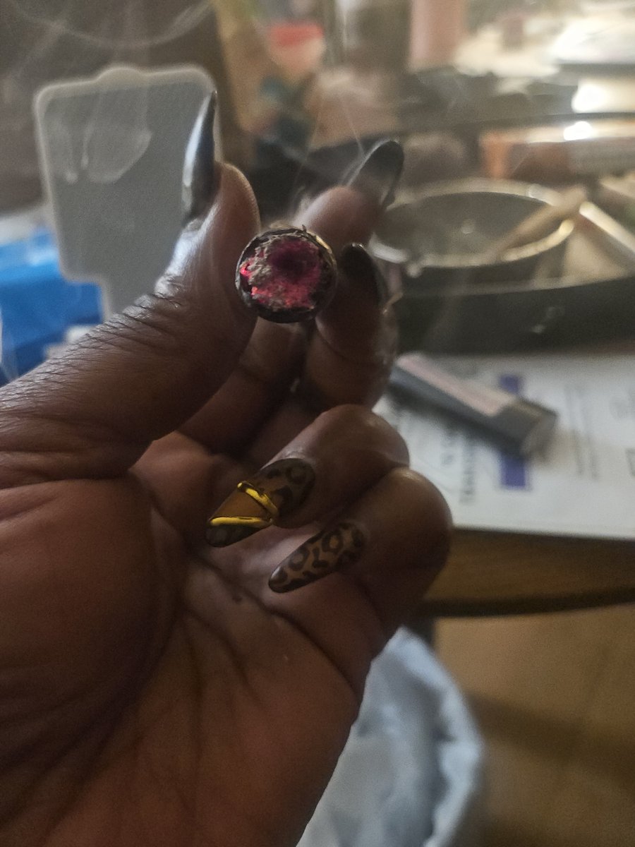 gypsyqueenatl's tweet photo. May not be super pretty but I get the desired results every time!๐๐จ๐จ๐ฉ
3grms of Gogurtz, 1grm rosin, brushed w/Birthday Cake resin and dipped in kief!!! This and football will round my day out perfectly!๐ค
#Pothead
#LegalCannibas #SundayFunday https://t.co/xTsxfzkXp6
