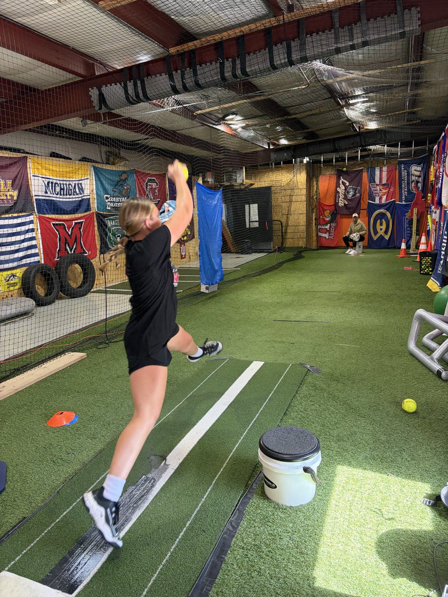 reaganwalsh2029's tweet photo. Great lesson today, lots of focus on my dropball. Thanks @jillienwaldron for always pushing me to be my best! @WD16UJS 💙💪🥎💎 https://t.co/oF2dJOPdSM