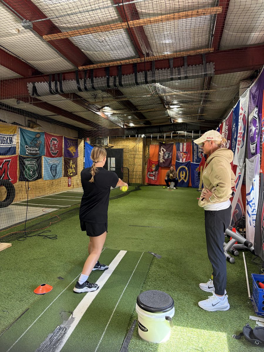 reaganwalsh2029's tweet photo. Great lesson today, lots of focus on my dropball. Thanks @jillienwaldron for always pushing me to be my best! @WD16UJS 💙💪🥎💎 https://t.co/oF2dJOPdSM