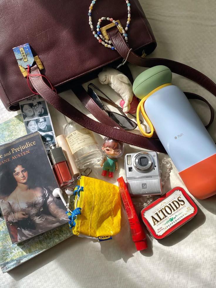 Aurielle007s's tweet photo. School bag essentials ✨ https://t.co/db7WNy1vSH