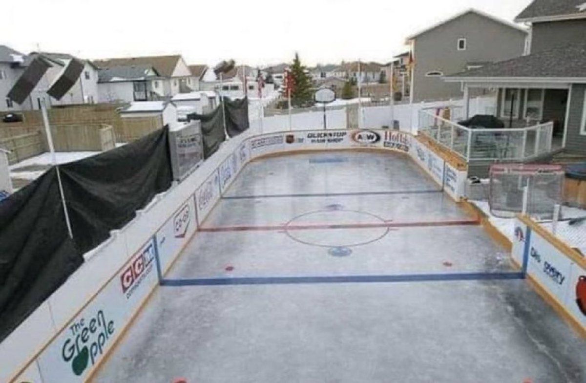 MadelnCanada's tweet photo. These two houses in Red Deer Alberta join backyards every winter to build a hockey rink for their kids. There’s a terraced viewing deck, a hot tub and grill 🥅🏒🇨🇦 https://t.co/QmWOKfTJN1