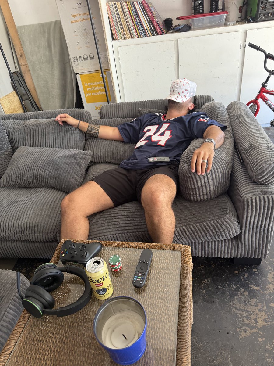 72hpesoj's tweet photo. @michaelschwab13 Our life https://t.co/5K2f9LzqBB