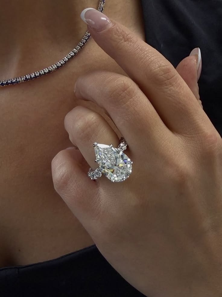 holymolywhat101's tweet photo. IM TOTS SCREAMING OMG OMG IM ENGAGED! https://t.co/jtnu2ztr70