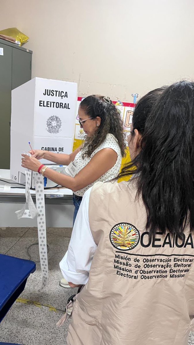 OEA_oficial's tweet photo. Tras una jornada de observación en 21 estados más Distrito Federal y 6 ciudades en el exterior, intengrantes de la #MOE_OEA en Brasil observan el cierre de la votación y la emisión de los boletines de urna. 🇧🇷

La Misión continúa acompañando las siguientes etapas de las #Eleições2026.