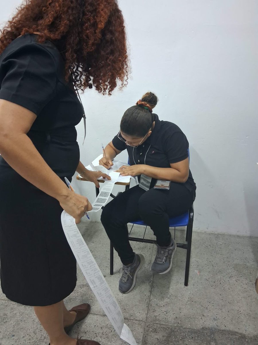 OEA_oficial's tweet photo. Tras una jornada de observación en 21 estados más Distrito Federal y 6 ciudades en el exterior, intengrantes de la #MOE_OEA en Brasil observan el cierre de la votación y la emisión de los boletines de urna. 🇧🇷

La Misión continúa acompañando las siguientes etapas de las #Eleições2026.