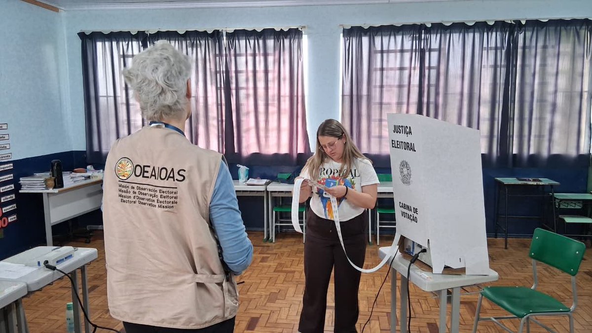 OEA_oficial's tweet photo. Tras una jornada de observación en 21 estados más Distrito Federal y 6 ciudades en el exterior, intengrantes de la #MOE_OEA en Brasil observan el cierre de la votación y la emisión de los boletines de urna. 🇧🇷

La Misión continúa acompañando las siguientes etapas de las #Eleições2026.