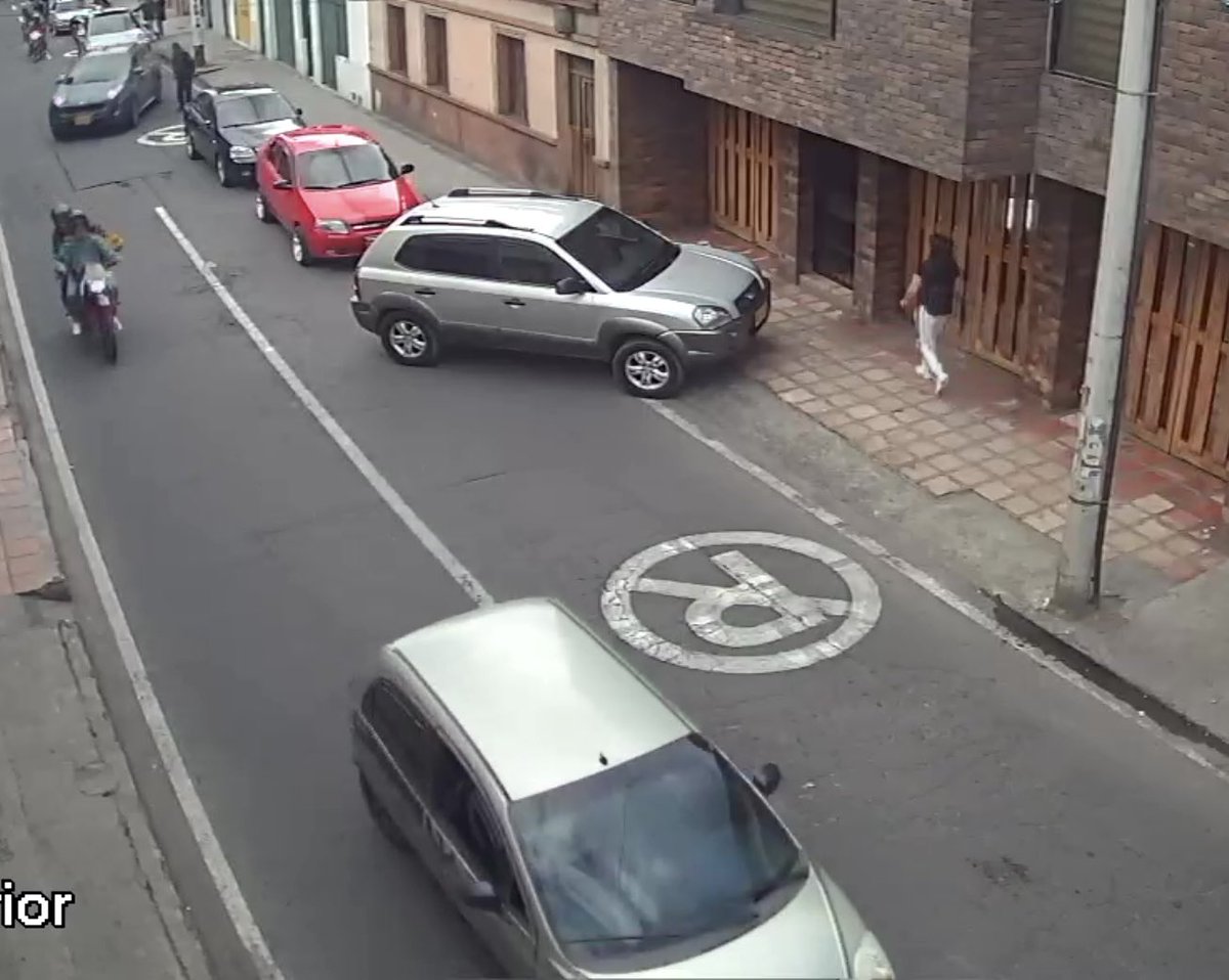 NicoCalmon's tweet photo. Problemática no resuelta y absoluta falta de cultura, parqueo en zona prohibida e invasión de andén peatonal. @CaracolPasto @paulocesarpaz @patapastusa @narino_noticias https://t.co/qrYwvb9CPg