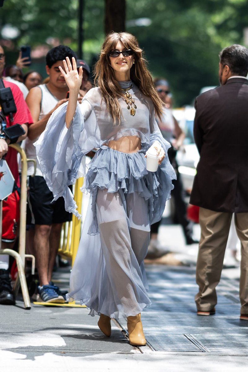 vogueishgirl's tweet photo. This dress is a dream. https://t.co/A6wMW2v8Qq
