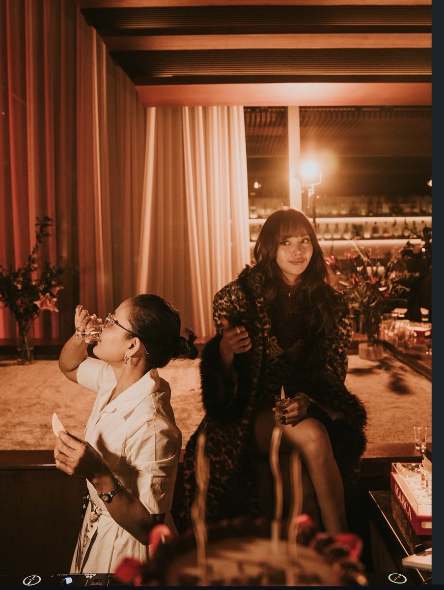 lalisamgger's tweet photo. LISA with her biggest supporter 😭😭🤍 https://t.co/JPAFqIY9Qp