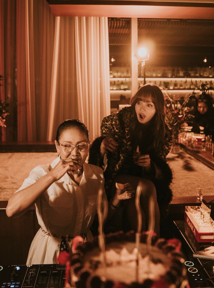lalisamgger's tweet photo. LISA with her biggest supporter 😭😭🤍 https://t.co/JPAFqIY9Qp