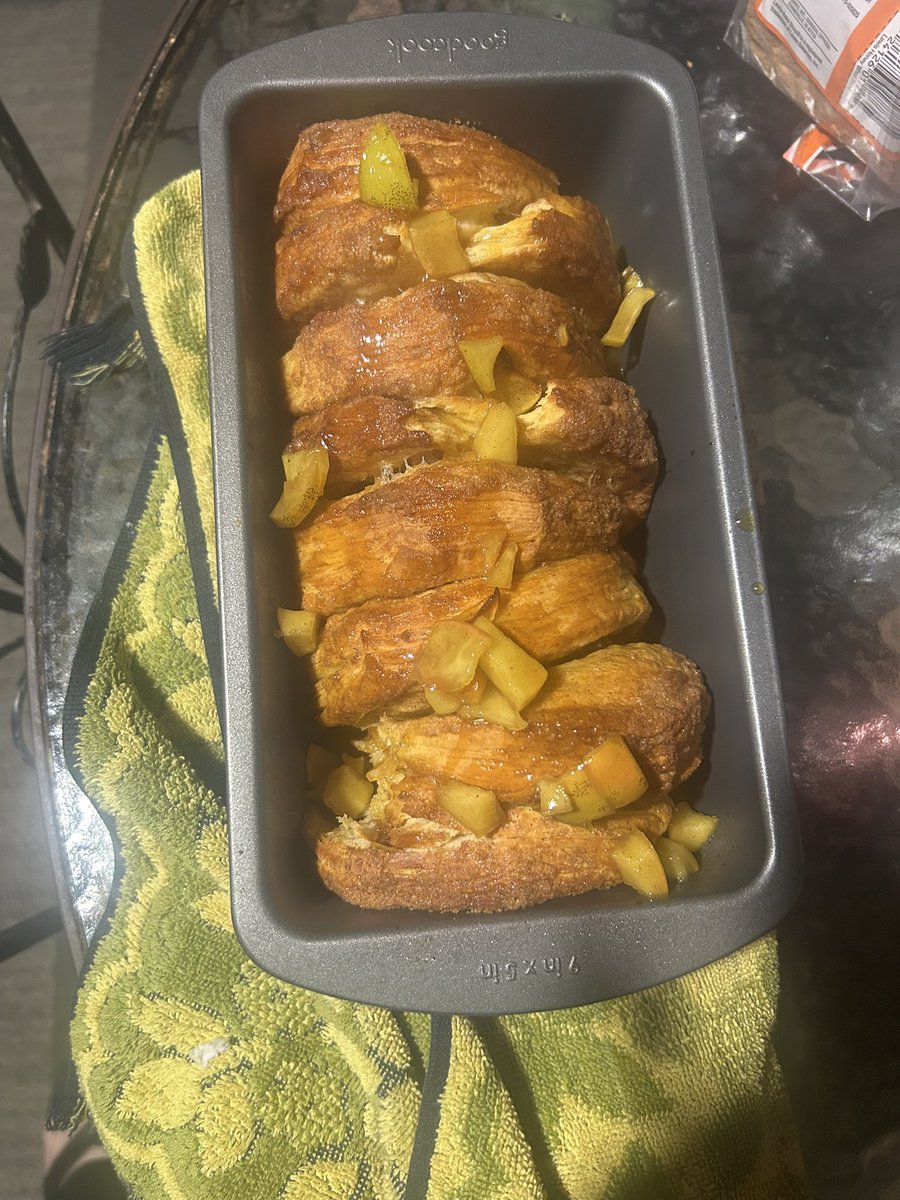 VioletHat49191's tweet photo. Oooooo! Made some Pull Apart Apple Bread for the first days of October! Made from a can of biscuits, apples from around my neighborhood, and a yummy filling! Come forth, Autumn! 🍂 🍎😋
#food #baking #autumn https://t.co/c5i7CLG0ks